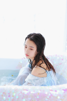 瞧着两家子
